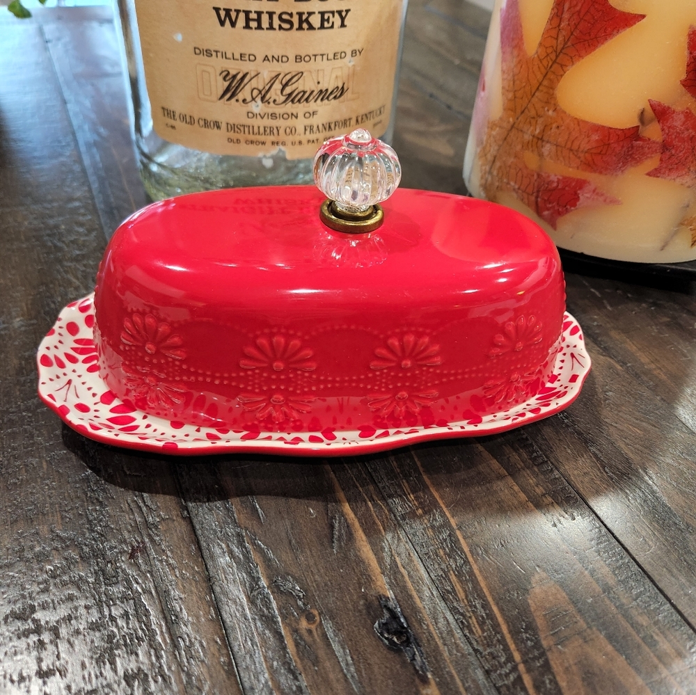 The Pioneer Woman Butter Dish w/Lid. Like New. Not used.